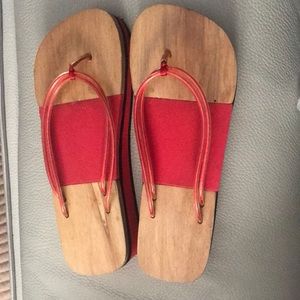 Flip Flops with wood detail. No size but I wear a size 7 and these fit
